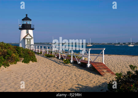 Brücke Gehweg führt zu Brant Point Lighthouse hölzernen Turm, auf Nantucket Island, Massachusetts. Diese Leuchte hat mehr als jeder andere wieder aufgebaut worden. Stockfoto