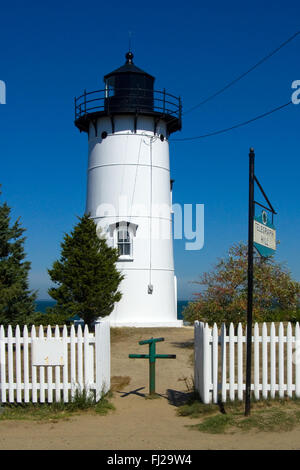 Osten Leuchtturm Chop weissen Turm aus der Eingang durch Lattenzaun auf Martha's Vineyard Insel in Massachusetts. Berühmte caisson Bau. Stockfoto