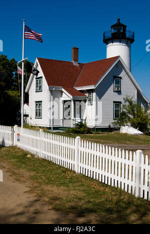 West Chop Leuchtturm von lattenzaun auf Martha's Vineyard, Massachusetts umgeben. Amerikanische Flagge Overhead. Stockfoto