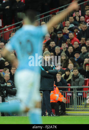 Wembley Stadium, London, UK. 28. Februar 2016. Capital One Cup-Finale. Manchester City gegen Liverpool. Manchester City-Trainer Manuel Pellegrini Uhren auf Kredit: Action Plus Sport/Alamy Live News Stockfoto