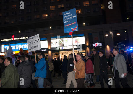 Demonstration durch deutsche Partei AfD in Berlin, Deutschland. "Merkel zu stoppen. Deutschland zu retten " Stockfoto