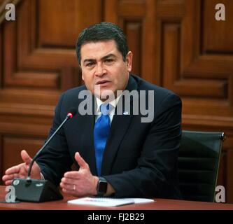 Honduranische Präsident Juan Orlando Hern Ndez während einer gemeinsamen Pressekonferenz mit den mexikanischen Präsidenten Enrique Pena Nieto im National Palace 26. Februar 2016 in Mexico City, Mexiko. Stockfoto