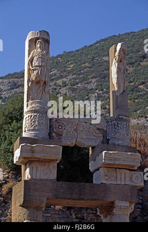 Statuen auf den Tempel des Domitian in den Ruinen von EHESUS (einer der weltweit größten griechisch/römischen archäologischen Sehenswürdigkeiten) - TURKE Stockfoto