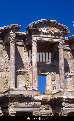 Die Fassade der Celsusbibliothek bei EHESUS (einer der weltweit größten griechisch/römischen archäologischen Sehenswürdigkeiten) - Türkei Stockfoto