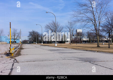 Southwold, ont., Kanada - 28. Februar 2016. Die äußeren Wände beginnen an der ehemaligen Fabrik von Ford Motor Company St. Thomas Assembly herunter zu kommen. Erbaut im Jahre 1967 die Fabrik in der Nähe von 4000 Arbeiter beschäftigt, seit vielen Jahren, war jedoch bis auf weniger als 800 wenn es am 15. September 2011 geschlossen. © Mark Spowart/Alamy Live-Nachrichten Stockfoto