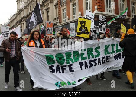 Stoppen Sie Trident Demonstration, organisiert von der Kampagne für nukleare Abrüstung, London, England, UK. 27.02.2016 Stockfoto