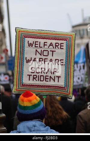 Stoppen Sie Trident Demonstration, organisiert von der Kampagne für nukleare Abrüstung, London, England, UK. 27.02.2016 Stockfoto