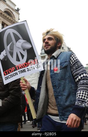 Stoppen Sie Trident Demonstration, organisiert von der Kampagne für nukleare Abrüstung, London, England, UK. 27.02.2016 Stockfoto