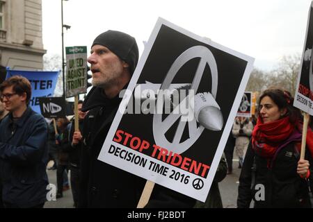 Stoppen Sie Trident Demonstration, organisiert von der Kampagne für nukleare Abrüstung, London, England, UK. 27.02.2016 Stockfoto