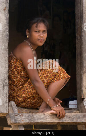 Young Moken (Seezigeuner) Frauen indoor Weg ihr Dorf auf Ko Surin Thai Insel in Mu Ko Surin Nationalpark - NORTH ANDAMAN SEA, Stockfoto