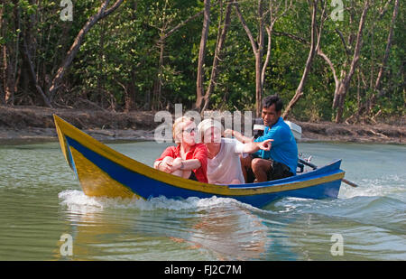 Öko-Tourismus bietet seinen Gästen eine Tour durch die Mangroven in das Dorf Ban Talae Nok auf der North Andaman Sea - THAILAND Stockfoto