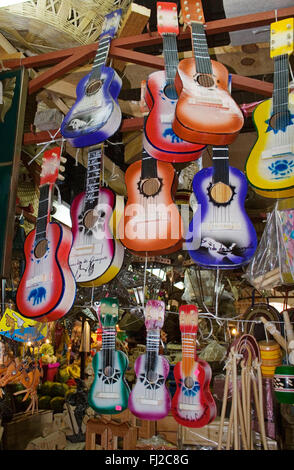 Farbenfrohe mexikanische Gitarre zum Verkauf in der zentralen Markthalle - GUANAJUATO, Mexiko Stockfoto