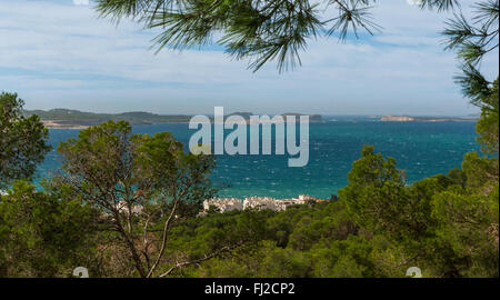 Hill-Seitenansicht von St Antoni de Portmany, Ibiza, Balearen Meer an einem Clearingtag im November, berühmte entfernten Conejera islan Stockfoto