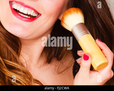 Make-up-Konzept anwenden. Teil Gesicht mit Make-up Pinsel auftragen von Puder Woman. Indoor. Stockfoto