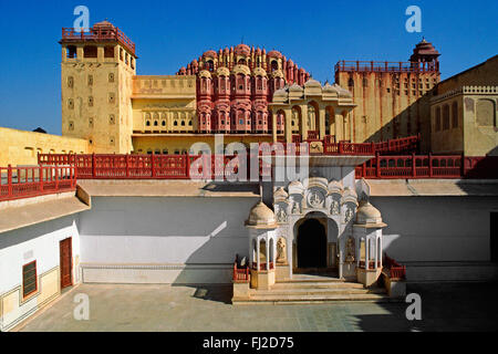 Die HAWA MAHAL (Palast der Winde) erbaut im Jahre 1799 als das zentrale Wahrzeichen von JAIPUR - RAJASTHAN, Indien Stockfoto