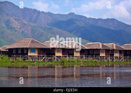 SKY LAKE RESORT besteht aus einzelnen Gästebungalows gebaut auf Pfählen am INLE-See - MYANMAR Stockfoto