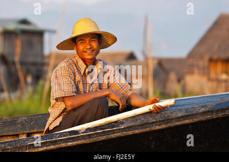 Handgemachte hölzerne Boote sind die wichtigste Form des Transports am INLE-See - MYANMAR Stockfoto