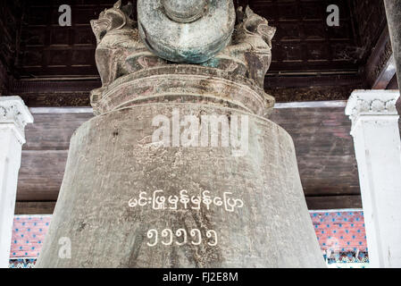 Mingun Bell Inschrift Mingun Myanmar // MINGUN, Myanmar — die massive Mingun Bell hängt in ihrem traditionellen Pavillon in der Nähe von Mingun, Myanmar, mit der Inschrift „Mandalay Myanma Nandaya“ (Mandalay Myanmar Paradies). Diese riesige Bronzeglocke, die 1808 während der Regierungszeit von König Bodawpaya gegossen wurde, wiegt etwa 90 Tonnen, misst etwa 12 Fuß Höhe und 16 Fuß Durchmesser. Die Glocke gilt weithin als eine der größten Glocken der Welt und wurde Anfang des 19. Jahrhunderts als Teil der ehrgeizigen Bauprojekte von König Bodawpaya in Auftrag gegeben. Das religiöse Artefakt bleibt ac Stockfoto