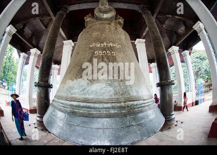Mingun Bell Mingun Myanmar // MINGUN, Myanmar — die Mingun Bell hängt in ihrem Pavillon in der Nähe von Mingun, Myanmar. Sie wurde 1808 während der Regierungszeit von König Bodawpaya gegossen und wiegt etwa 90 Tonnen und gilt weithin als die größte Glocke der Welt. Die riesige Bronzeglocke ist etwa 12 Fuß hoch und 16 Fuß Durchmesser. Die Glocke wurde Anfang des 19. Jahrhunderts als Teil der ehrgeizigen Bauprojekte König Bodawpayas in Auftrag gegeben. Die Mingun Bell liegt am Ayeyarwady River in der Nähe von Mandalay und ist nach wie vor ein aktives religiöses Artefakt und ein beliebtes Reiseziel für Entdecker Stockfoto