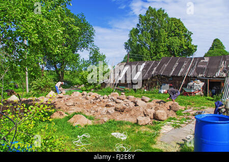 Bau der Landhaus-Stiftung mit Einsatz von natürlichen Steinen. Stockfoto