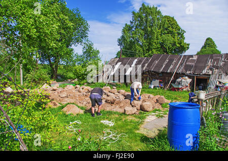 Bau der Landhaus-Stiftung mit Einsatz von natürlichen Steinen. Stockfoto