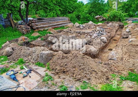 Bau der Landhaus-Stiftung mit Einsatz von natürlichen Steinen. Stockfoto