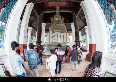 Mingun Bell Pavillon Mingun Myanmar // MINGUN, Myanmar — Besucher läuten die massive Mingun Bell in ihrem traditionellen Pavillon in der Nähe von Mingun, Myanmar. Sie wurde 1808 während der Regierungszeit von König Bodawpaya gegossen und wiegt etwa 90 Tonnen und gilt weithin als die größte Glocke der Welt. Die riesige Bronzeglocke ist etwa 12 Fuß hoch und 16 Fuß Durchmesser. Die Glocke wurde Anfang des 19. Jahrhunderts als Teil der ehrgeizigen Bauprojekte König Bodawpayas in Auftrag gegeben. Die Mingun-Glocke liegt am Ayeyarwady River in der Nähe von Mandalay und ist ein aktives religiöses Artefakt und ein beliebtes de-de-Objekt Stockfoto