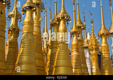 NYAUNG OHAK und THEIN SHWE INN befinden sich in INDEIN und bestehen aus alten und neu erbaute buddhistische SCHREINE - INLE-See, MYA Stockfoto