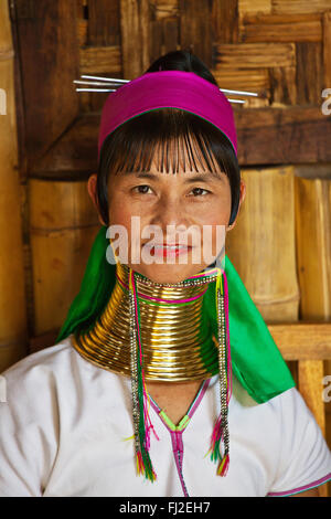 Die KAYAN sind eine TIBETO-BURMAN Untergruppe der roten KAREN bekannt für das Dehnen Hälse mit Metallringen - MYANMAR Stockfoto
