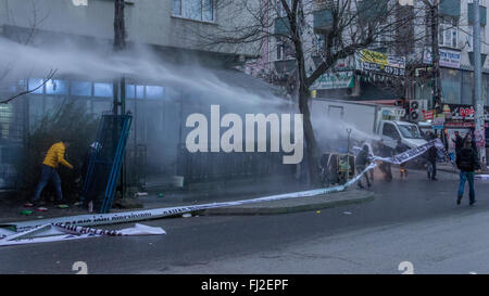 Istanbul, Türkei. 28. Februar 2016. Canon Truck Sprays Wasser den Demonstranten. Die pro-kurdische HDP (Demokratische Volkspartei) versucht, eine Kundgebung gegen die laufenden militärischen Operationen im Südosten der Türkei, halten die Hunderten von kurdischen Zivilisten die Leben gekostet. Die Demonstration wurde gewaltsam von der Polizei mit Tränengas und Wasserwerfer ein zerstreut. Bildnachweis: Willi Effenberger/Pacific Press/Alamy Live-Nachrichten Stockfoto