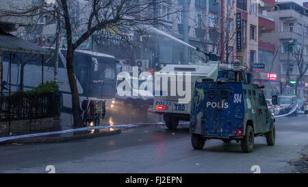 Istanbul, Türkei. 28. Februar 2016. Canon Truck Sprays Wasser den Demonstranten. Die pro-kurdische HDP (Demokratische Volkspartei) versucht, eine Kundgebung gegen die laufenden militärischen Operationen im Südosten der Türkei, halten die Hunderten von kurdischen Zivilisten die Leben gekostet. Die Demonstration wurde gewaltsam von der Polizei mit Tränengas und Wasserwerfer ein zerstreut. Bildnachweis: Willi Effenberger/Pacific Press/Alamy Live-Nachrichten Stockfoto