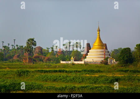 Alten buddhistischen STUPAS in historischen INWA diente als die Birmanen Königreiche Hauptstadt seit 400 Jahren - MYANMAR Stockfoto