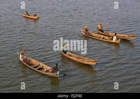 Fischer am Taungthaman-See in den frühen Morgenstunden - AMARAPURA, MYANMAR Stockfoto