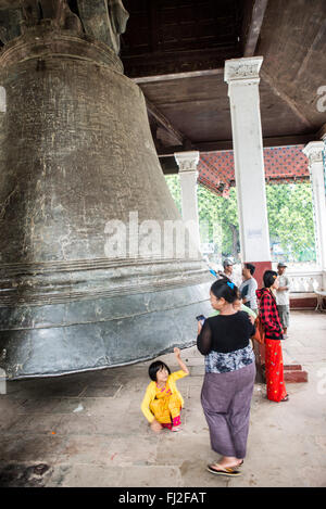 Mingun Bell Pavillon Mingun Myanmar // MINGUN, Myanmar — die massive Mingun Bell hängt in ihrem Pavillon in der Nähe von Mingun, Myanmar. Sie wurde 1808 während der Regierungszeit von König Bodawpaya gegossen und wiegt etwa 90 Tonnen und gilt weithin als die größte Glocke der Welt. Die riesige Bronzeglocke ist etwa 12 Fuß hoch und 16 Fuß Durchmesser. Die Glocke wurde Anfang des 19. Jahrhunderts als Teil der ehrgeizigen Bauprojekte König Bodawpayas in Auftrag gegeben. Am Ayeyarwady River in der Nähe von Mandalay gelegen, ist die Mingun Bell ein aktives religiöses Artefakt und ein beliebtes Reiseziel für all jene Stockfoto