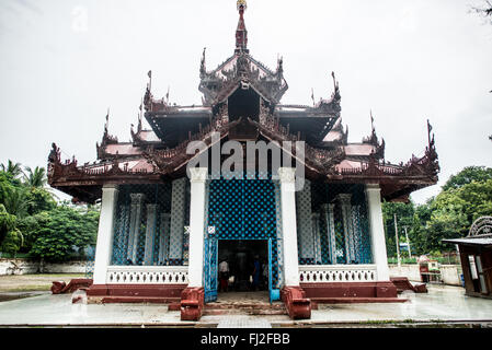 Mingun Bell Pagoda Mingun Myanmar // MINGUN, Myanmar — die massive Mingun Bell hängt in einem kleinen Pagodengebäude in der Nähe von Mingun, Myanmar. Sie wurde 1808 während der Regierungszeit von König Bodawpaya gegossen und wiegt etwa 90 Tonnen und gilt weithin als die größte Glocke der Welt. Die riesige Bronzeglocke ist etwa 12 Fuß hoch und 16 Fuß Durchmesser. Die Glocke wurde Anfang des 19. Jahrhunderts als Teil der ehrgeizigen Bauprojekte König Bodawpayas in Auftrag gegeben. Die Mingun Bell liegt am Ayeyarwady River in der Nähe von Mandalay und ist ein aktives religiöses Artefakt und beliebtes Ziel Stockfoto