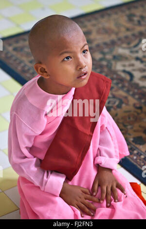 Junge Nonnen U PONYA SHIN Pagode auf SAGAING Hügel in der Nähe von MANDALAY - MYANMAR Stockfoto