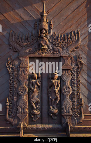 Ein Elaboratly, geschnitzte Tür am SHWE IN BIN KYAUNG bekannt als das Teakholz-Kloster und erbaut 1895 - MANDALAY, MYANMAR Stockfoto