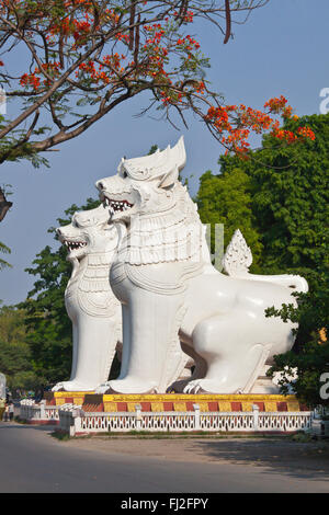 Riesen CHINLES (halb Löwe halb Drache) bewachen den südwestlichen Eingang zu MANDALAY HILL - MANDALAY, MYANMAR Stockfoto