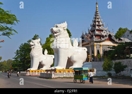 Riesen CHINLES (halb Löwe halb Drache) bewachen den südwestlichen Eingang zu MANDALAY HILL - MANDALAY, MYANMAR Stockfoto