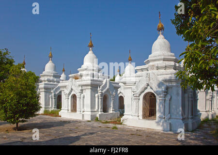 Die KUTHODAW PAYA beherbergt 729 Marmor Platten aus der Tripitaka wissen, wie das weltweit größte Buch - MANDALAY, MYANMAR Stockfoto