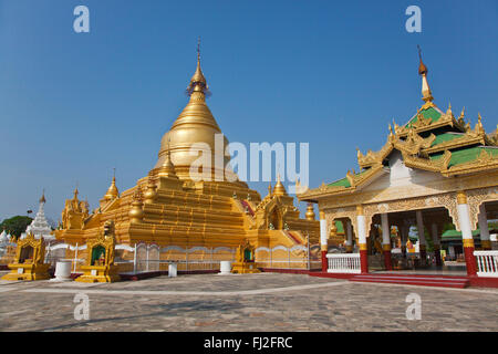 Die KUTHODAW PAYA beherbergt 729 Marmor Platten aus der Tripitaka wissen, wie das weltweit größte Buch - MANDALAY, MYANMAR Stockfoto