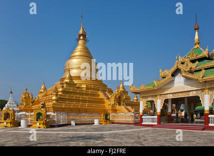 Die KUTHODAW PAYA beherbergt 729 Marmor Platten aus der Tripitaka wissen, wie das weltweit größte Buch - MANDALAY, MYANMAR Stockfoto