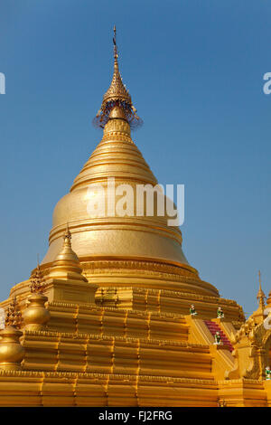 Die KUTHODAW PAYA beherbergt 729 Marmor Platten aus der Tripitaka wissen, wie das weltweit größte Buch - MANDALAY, MYANMAR Stockfoto