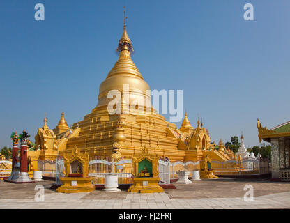 Die KUTHODAW PAYA beherbergt 729 Marmor Platten aus der Tripitaka wissen, wie das weltweit größte Buch - MANDALAY, MYANMAR Stockfoto