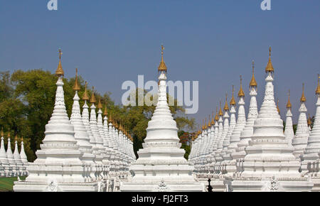 SANDAMANI PAYA beherbergt 1774 Marmorplatten kommentieren die TRIPITAKA oder buddhistischen Kanon - MANDALAY, MYANMAR Stockfoto