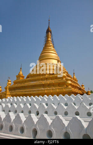 SANDAMANI PAYA beherbergt 1774 Marmorplatten kommentieren die TRIPITAKA oder buddhistischen Kanon - MANDALAY, MYANMAR Stockfoto