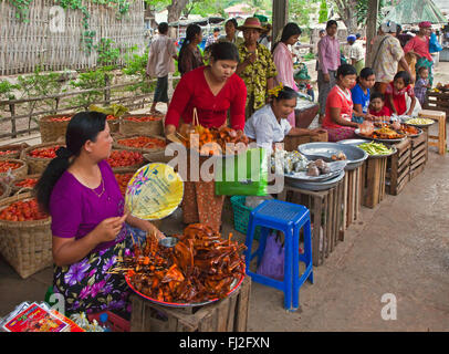 Essen wird an einem Bahnhof auf der Strecke von Pyin U Lwin an Hsipaw - MYANMAR verkauft. Stockfoto