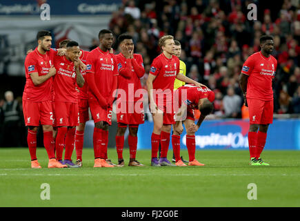 London, UK. 28. Februar 2016. Liverpool-Spieler schauen ängstlich bei Capital One Cup Finale zwischen Liverpool und Manchester City im Wembley Stadion in London, England am 28. Februar 2016. Manchester City schlagen Liverpool im Elfmeterschießen den Pokal zu gewinnen. Bildnachweis: Han Yan/Xinhua/Alamy Live-Nachrichten Stockfoto