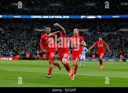 London, UK. 28. Februar 2016. Philippe Coutinho (2. L) von Liverpool feiert nach seinem Tor bei Capital One Cup Finale zwischen Liverpool und Manchester City im Wembley Stadion in London, England am 28. Februar 2016. Manchester City schlagen Liverpool im Elfmeterschießen den Pokal zu gewinnen. Bildnachweis: Han Yan/Xinhua/Alamy Live-Nachrichten Stockfoto