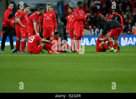 London, UK. 28. Februar 2016. Liverpool-Spieler kümmern sich deprimiert Capital One Cup Finale zwischen Liverpool und Manchester City im Wembley Stadion in London, England am 28. Februar 2016. Manchester City schlagen Liverpool im Elfmeterschießen den Pokal zu gewinnen. Bildnachweis: Han Yan/Xinhua/Alamy Live-Nachrichten Stockfoto